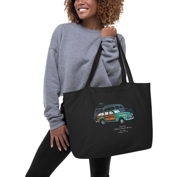Woody ’43 Patent Tote Large Black in action Woody ’43 Patent Tote Large Black in action